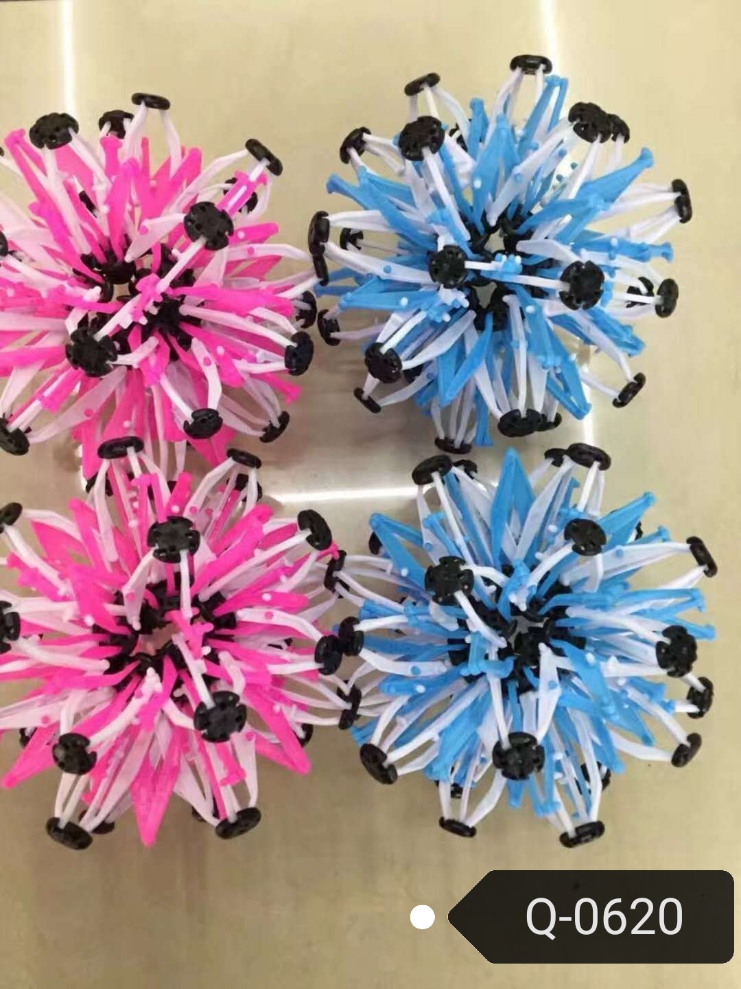 Large telescopic ball magic flower ball player, grab and kick to make big and small balls, educational and creative ball toys, children's toy balls, colorful factory in stock