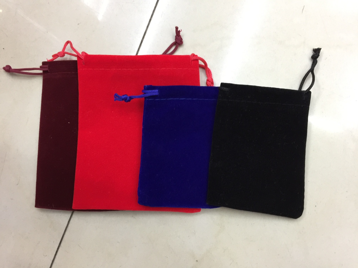 A 5x7cm velvet bag