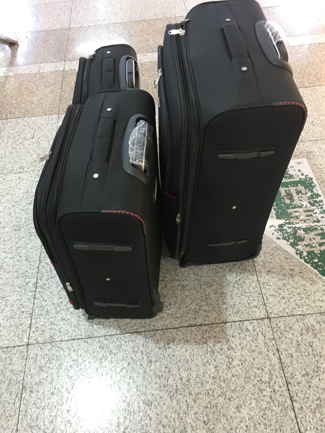 2010拉杆旅行箱白底实物图