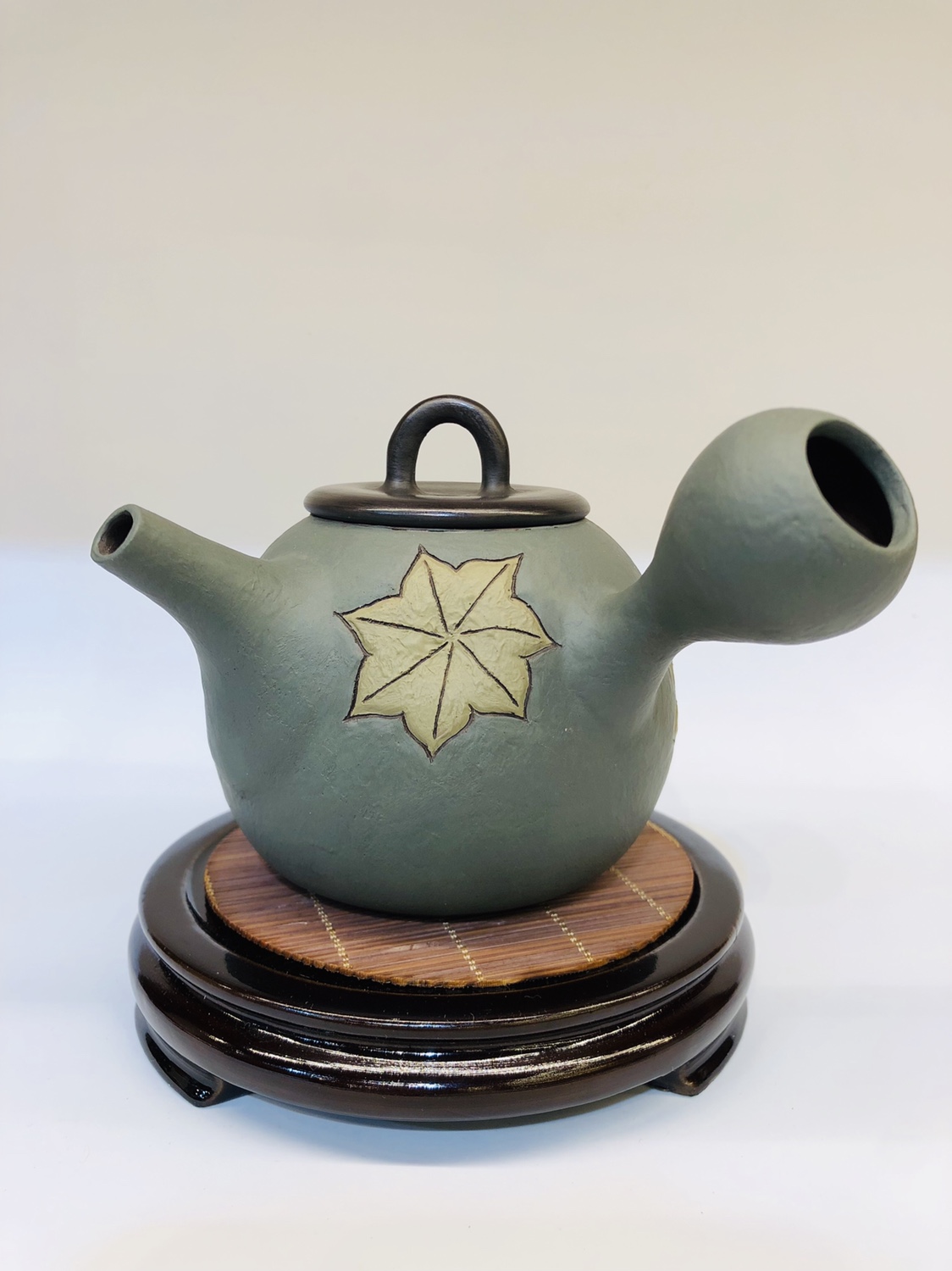 日本常滑烧窑变大师 素三窑 
材质：日本朱泥
工艺：窑变满雕刻大枫叶
壶型：丸形 横手 印籠蓋
容量：约260毫升白底实物图