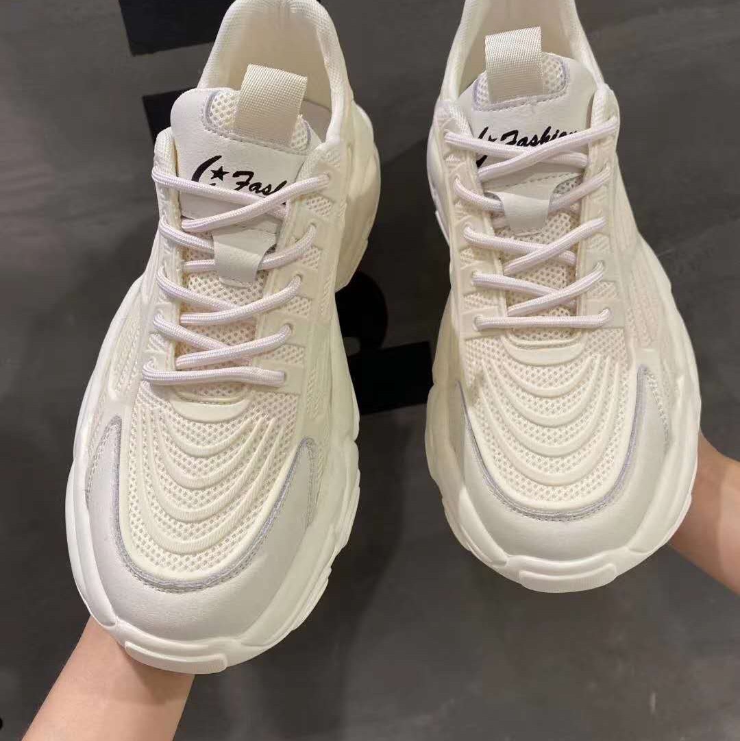 High-quality, fashionable and trendy new women's shoes, white sports shoes