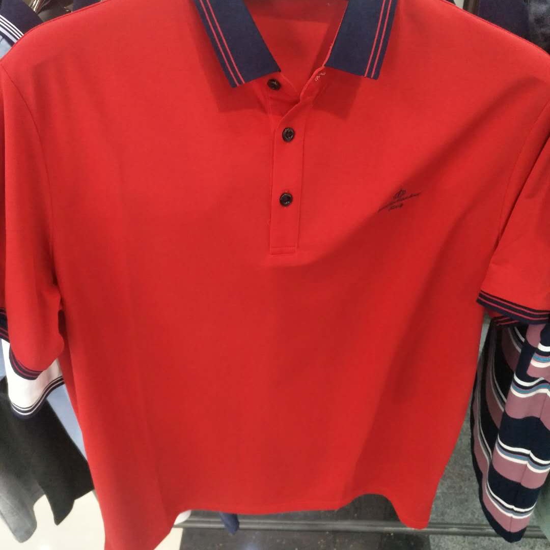 红色衬衫