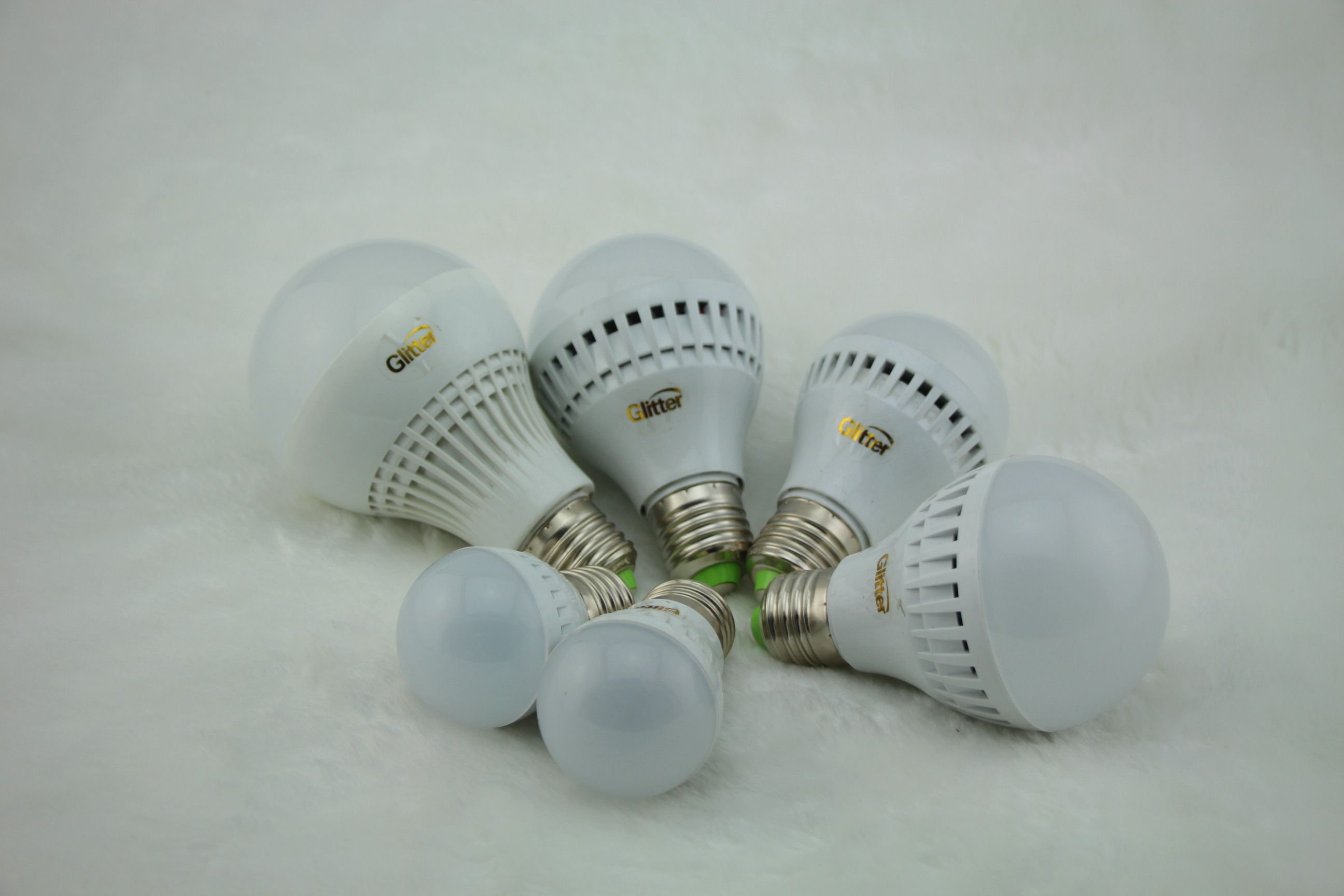 LED bulbs, energy-saving bulbs, screw-type household and commercial high-power light sources, 3W, 5W, 7W, 9W, 12-watt white light bulbs
