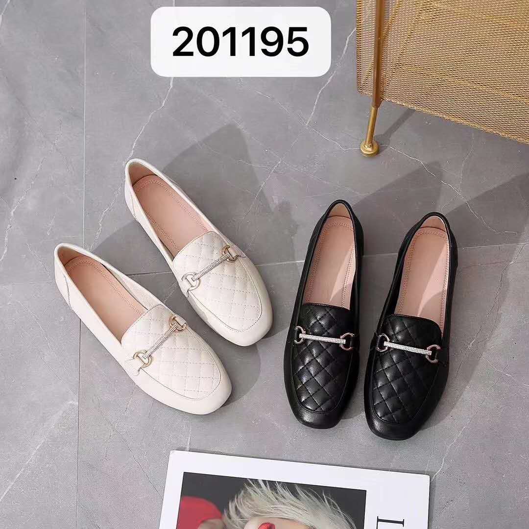 High-quality, fashionable and trendy new women's shoes in black and white