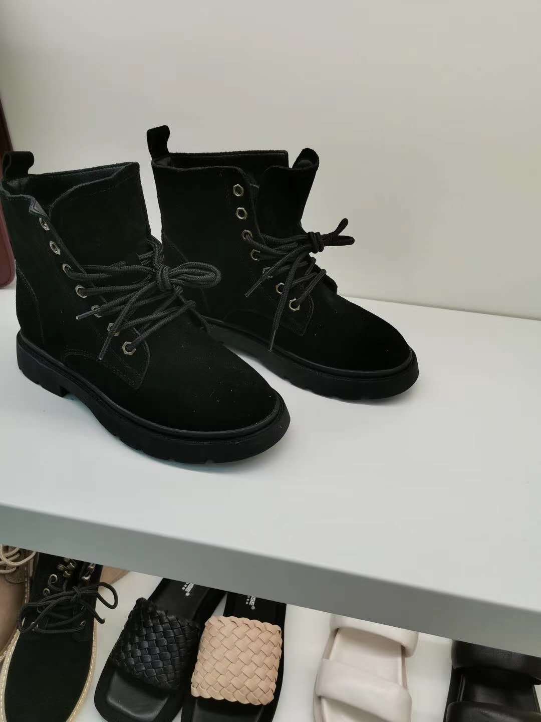 Premium, fashionable and trendy new women's shoes, black boots details Picture