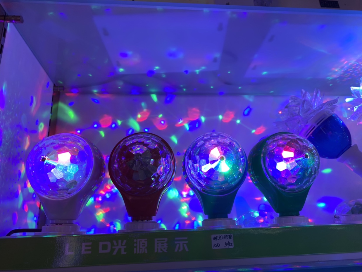 E27 双头旋转魔球 
材质：塑料
装箱数：50PCS
起订量：5件