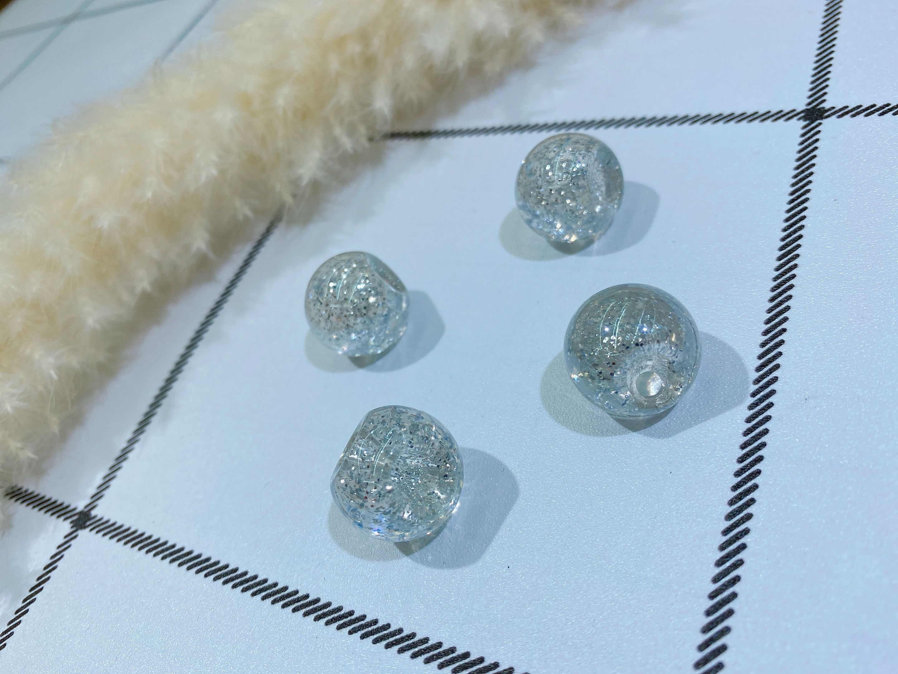 Acrylic perforated powder-filled round ball headwear accessories details Picture