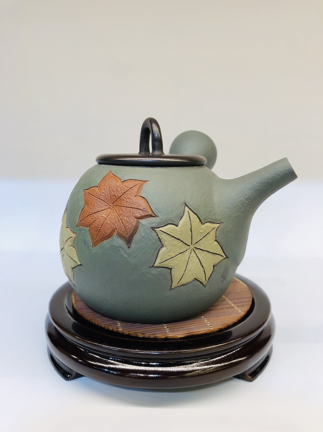 日本常滑烧窑变大师 素三窑 
材质：日本朱泥
工艺：窑变满雕刻大枫叶
壶型：丸形 横手 印籠蓋
容量：约260毫升细节图