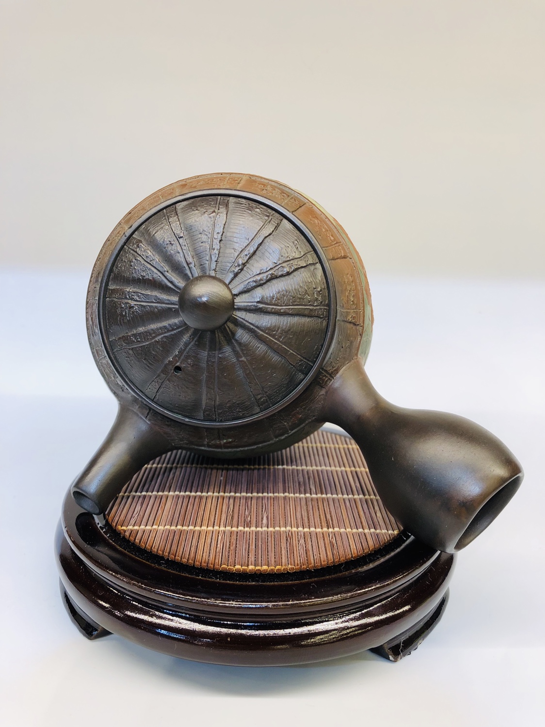 日本常滑烧窑变大师 素三窑 
材质：日本朱泥
工艺：窑变雕刻大枫叶
壶型：大口径 横手 侧把
容量：约320毫升白底实物图