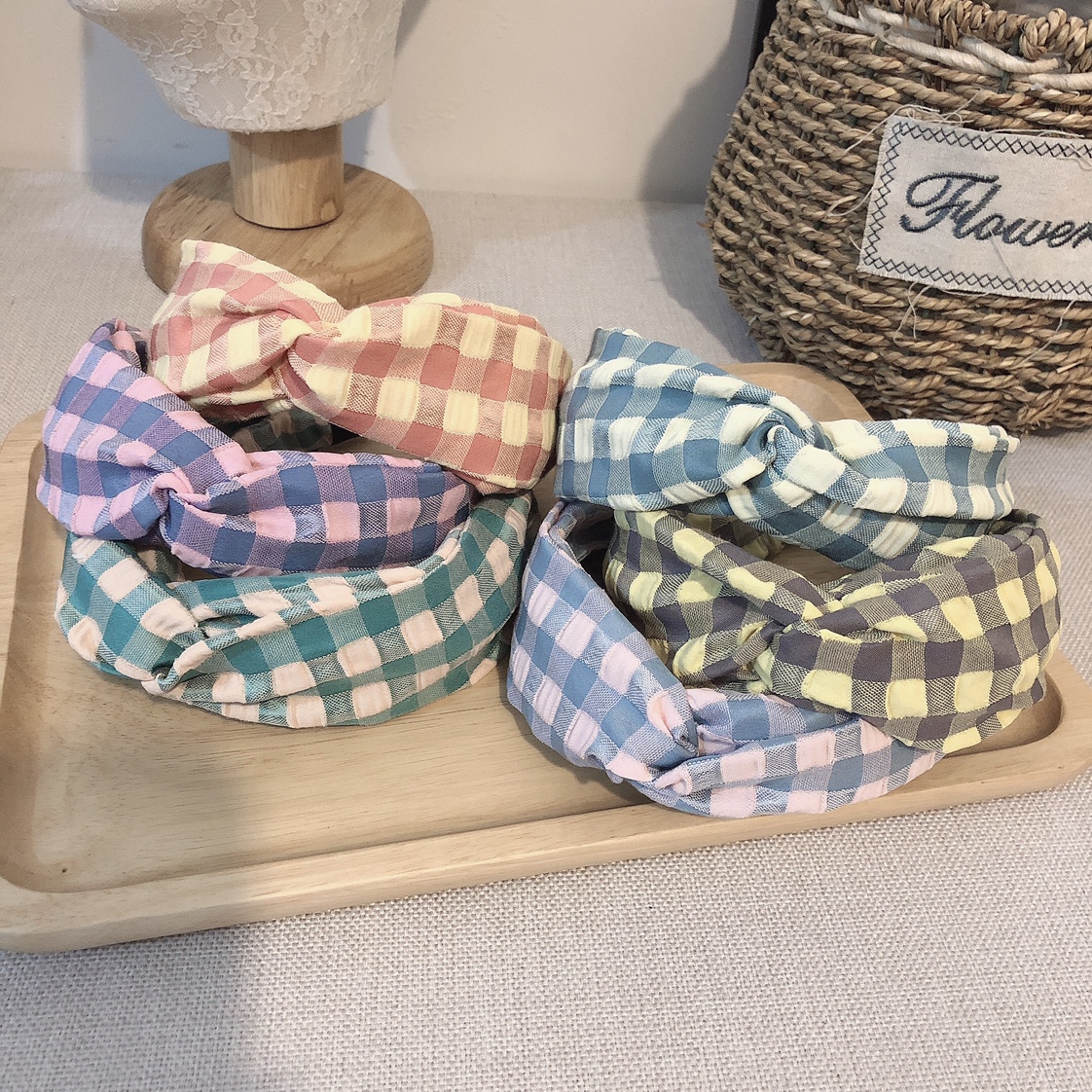 The bubble checkered cross hairband is a must-have and versatile accessory for piggy girls