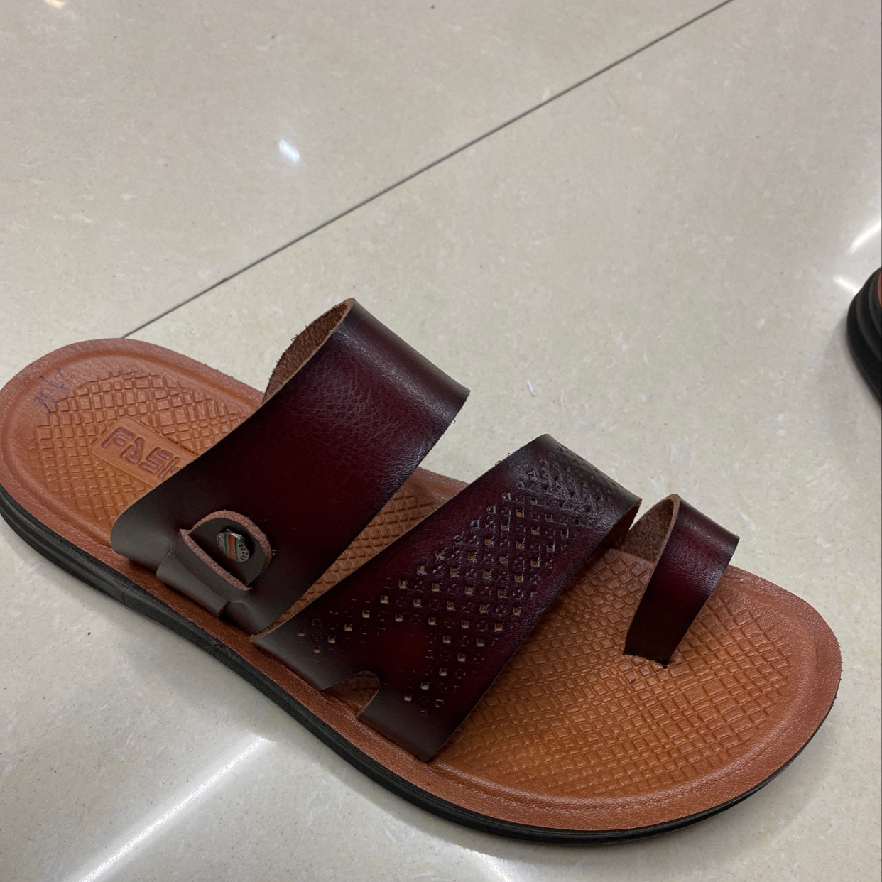 Men's injection-molded slippers for outerwear