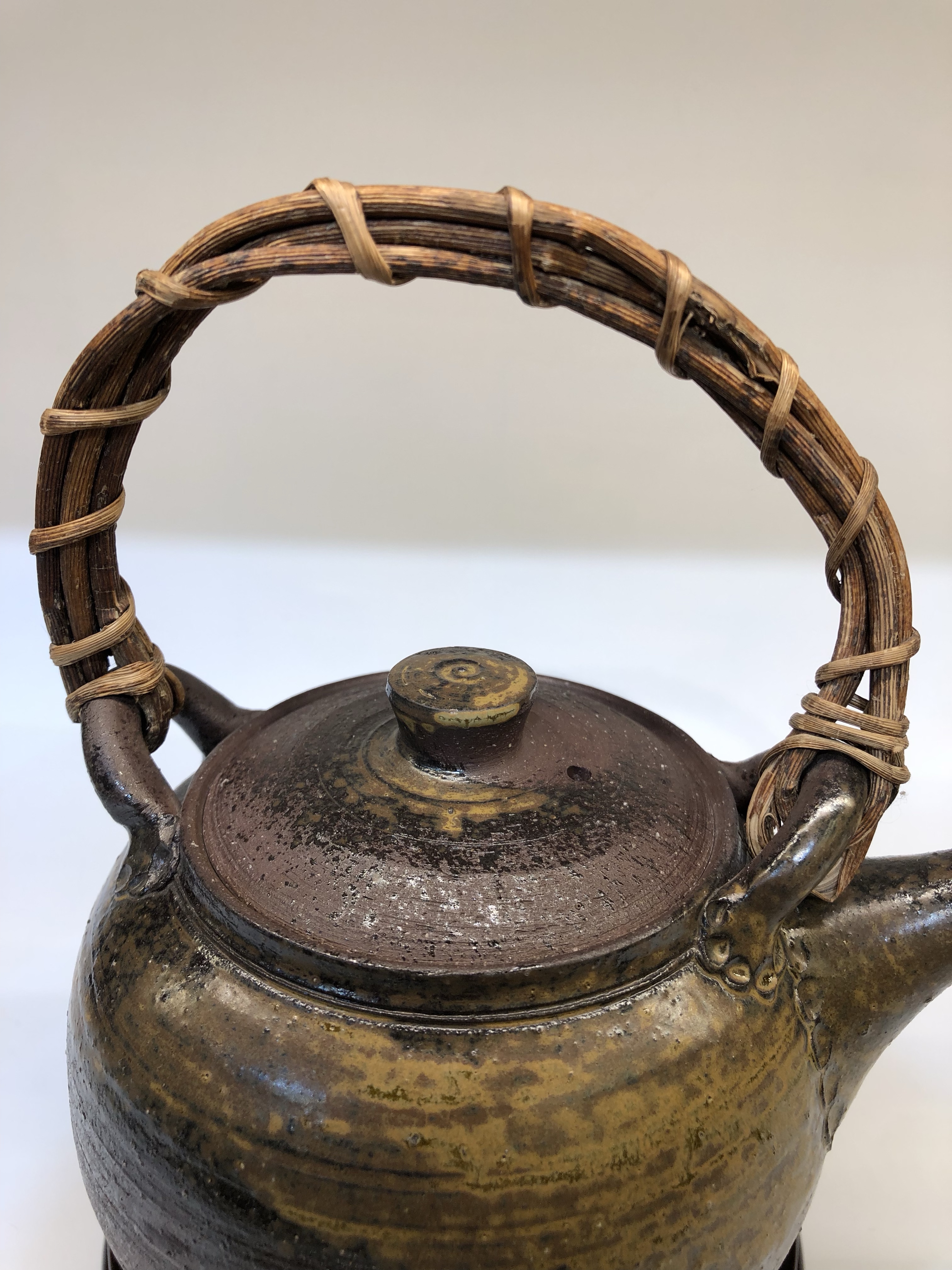 日本常滑烧已故大名家 水野静仙
陶泥柴烧窑变釉藤条提梁壶
容量：约560毫升详情图9