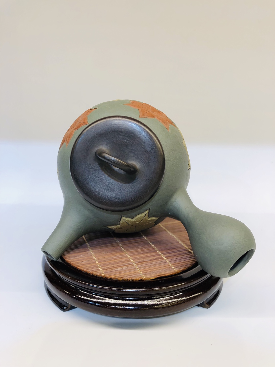 日本常滑烧窑变大师 素三窑 
材质：日本朱泥
工艺：窑变满雕刻大枫叶
壶型：丸形 横手 印籠蓋
容量：约260毫升详情图7