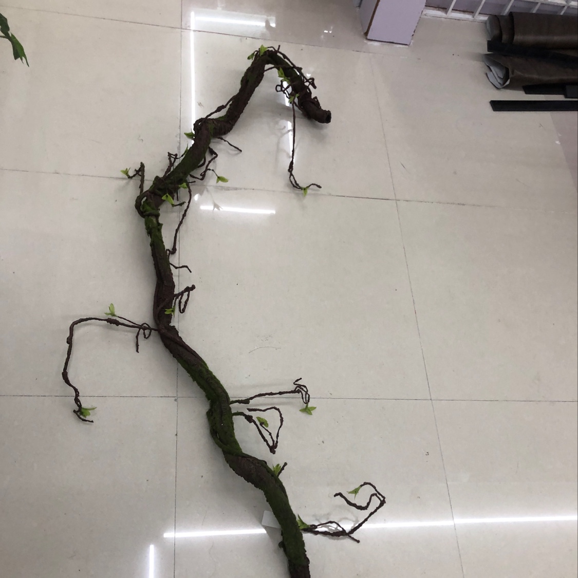 The classic dry branch is suitable for various decoration styles. The product has diverse shapes and can be shaped freely