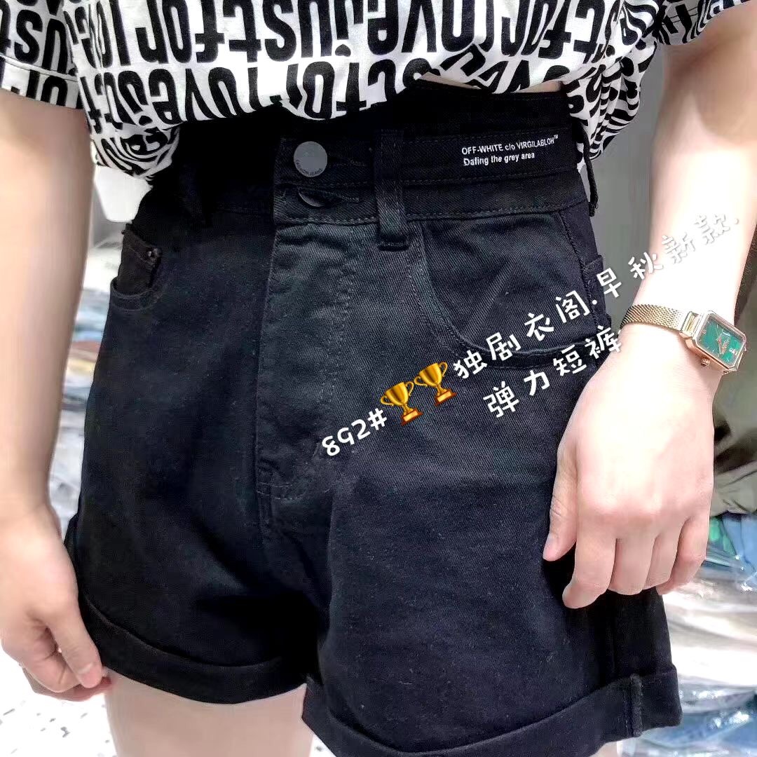 High-waisted fashionable shorts details Picture
