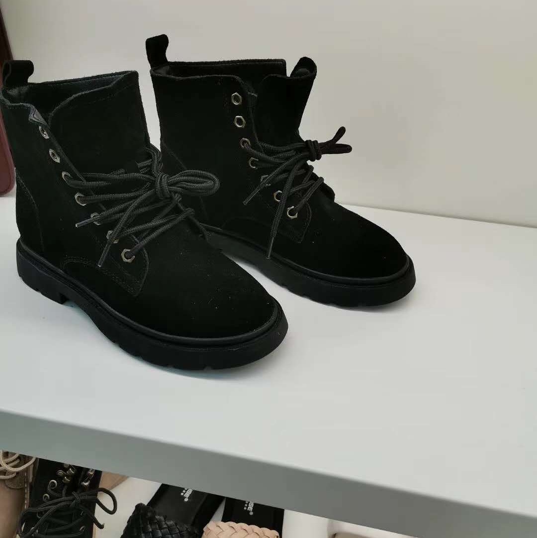 Premium, fashionable and trendy new women's shoes, black boots