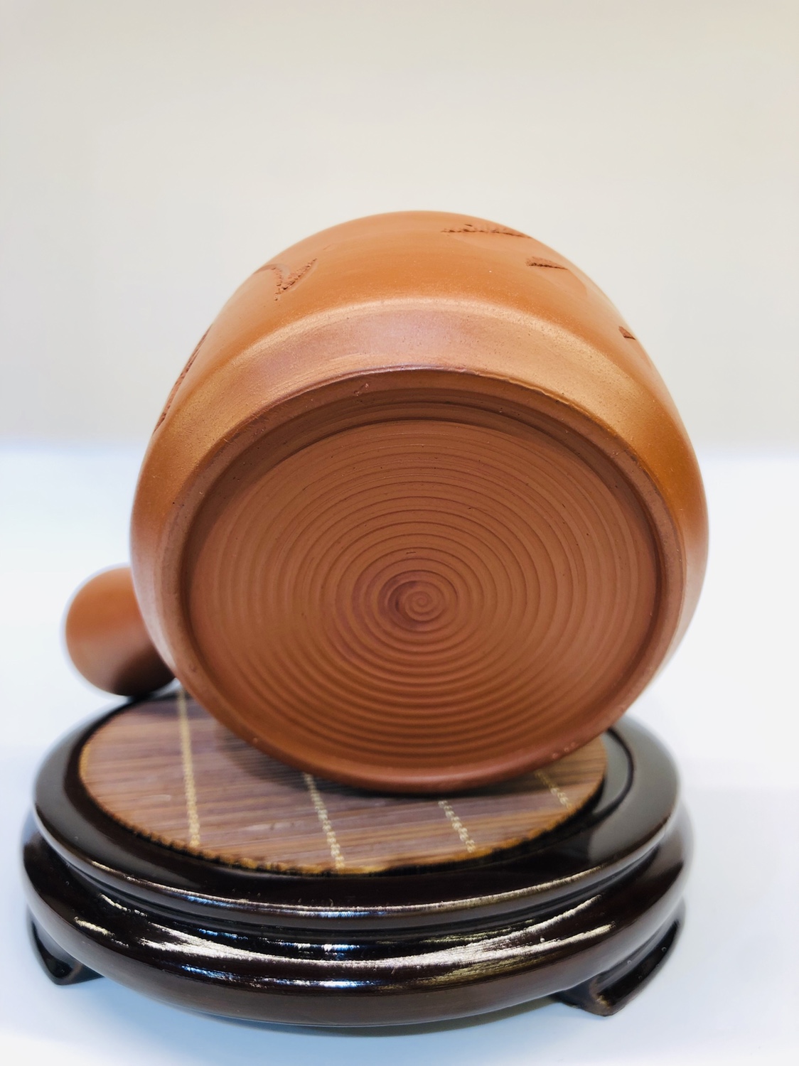 日本常滑烧老一辈 三仙时代之一 大名家 石仙 手捻灵芝摘 刻字 纯手工捻造 老朱泥料 泥料饱满油润细腻 
容量：约200毫升详情图8