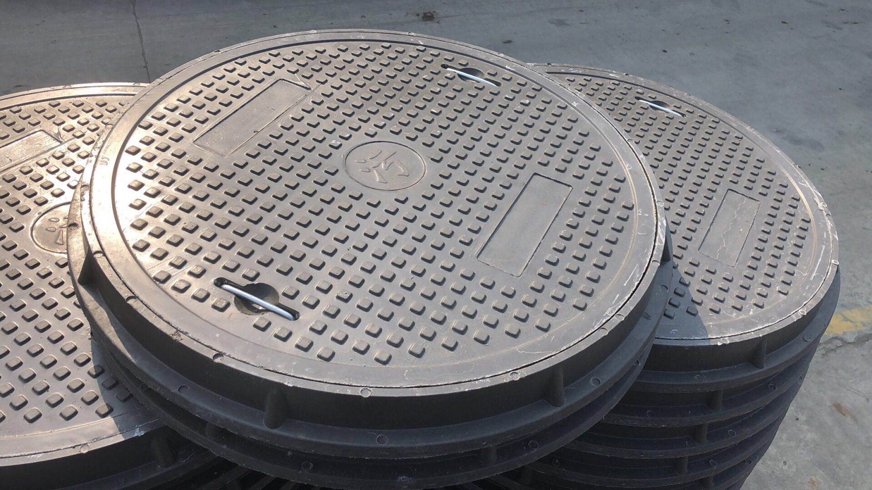 Compound round manhole cover