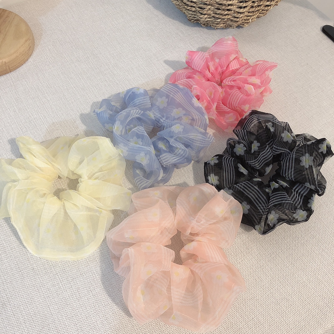 The Organza fryer big ring rubber band is a must-have and versatile accessory for piggy girls