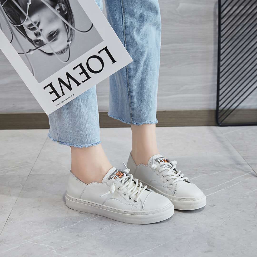 High-quality, fashionable and trendy new women's shoes, white board shoes