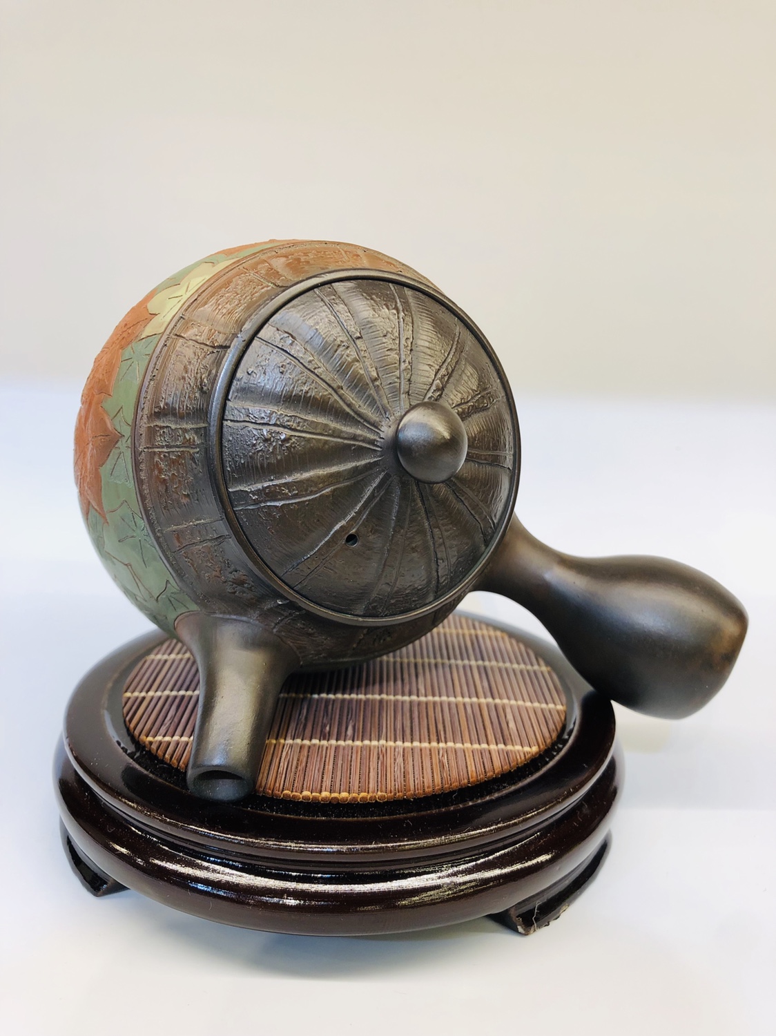 日本常滑烧窑变大师 素三窑 
材质：日本朱泥
工艺：窑变雕刻大枫叶
壶型：大口径 横手 侧把
容量：约320毫升详情图7