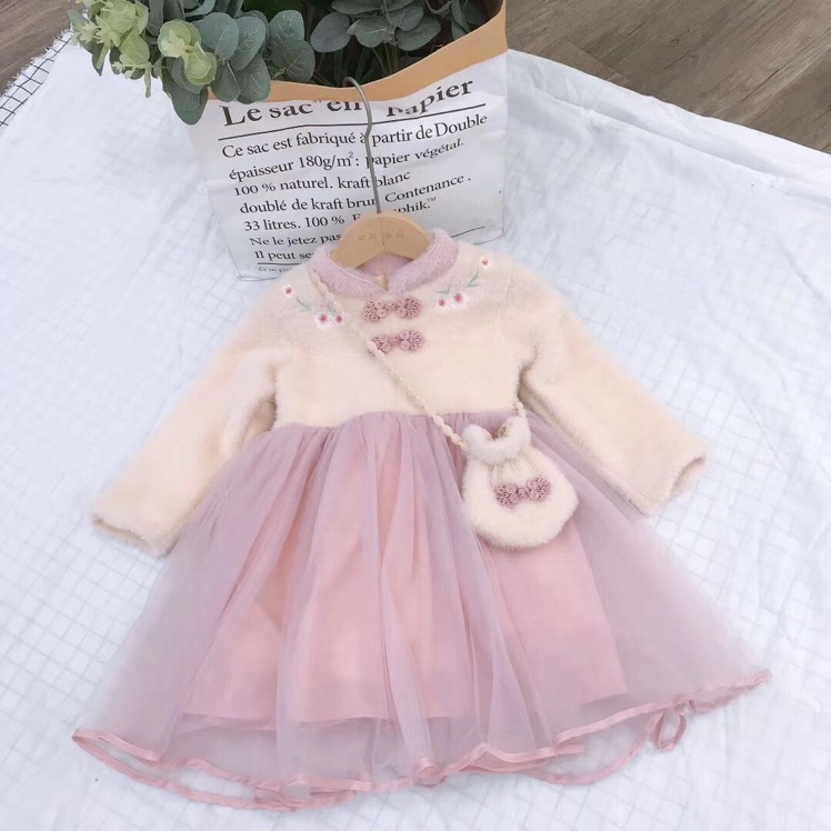 Long-sleeved dress with a small bag