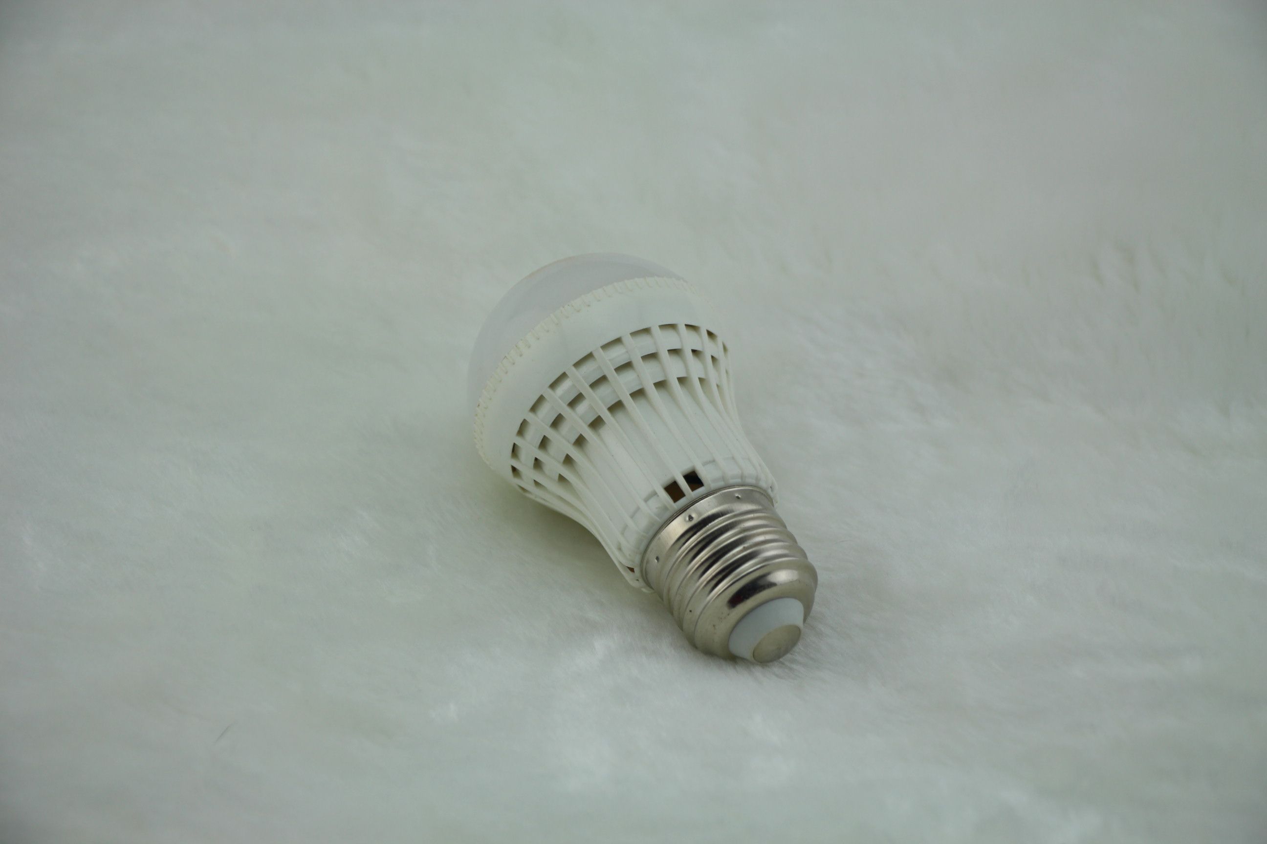 LED bulbs, energy-saving bulbs, screw-type household and commercial high-power light sources, 3W, 5W, 7W, 9W, 12-watt white light bulbs Application Scenario