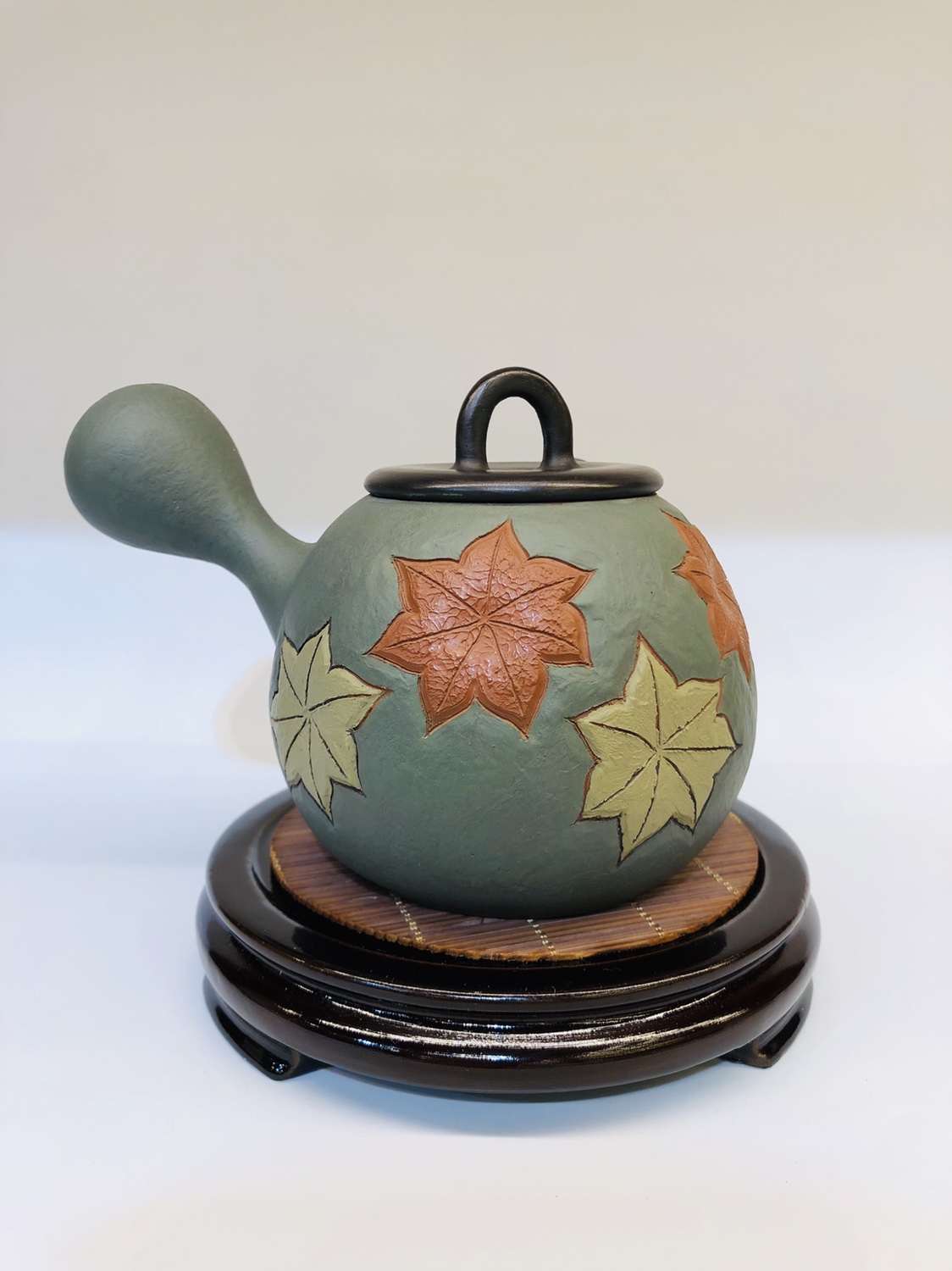 日本常滑烧窑变大师 素三窑 
材质：日本朱泥
工艺：窑变满雕刻大枫叶
壶型：丸形 横手 印籠蓋
容量：约260毫升详情图6