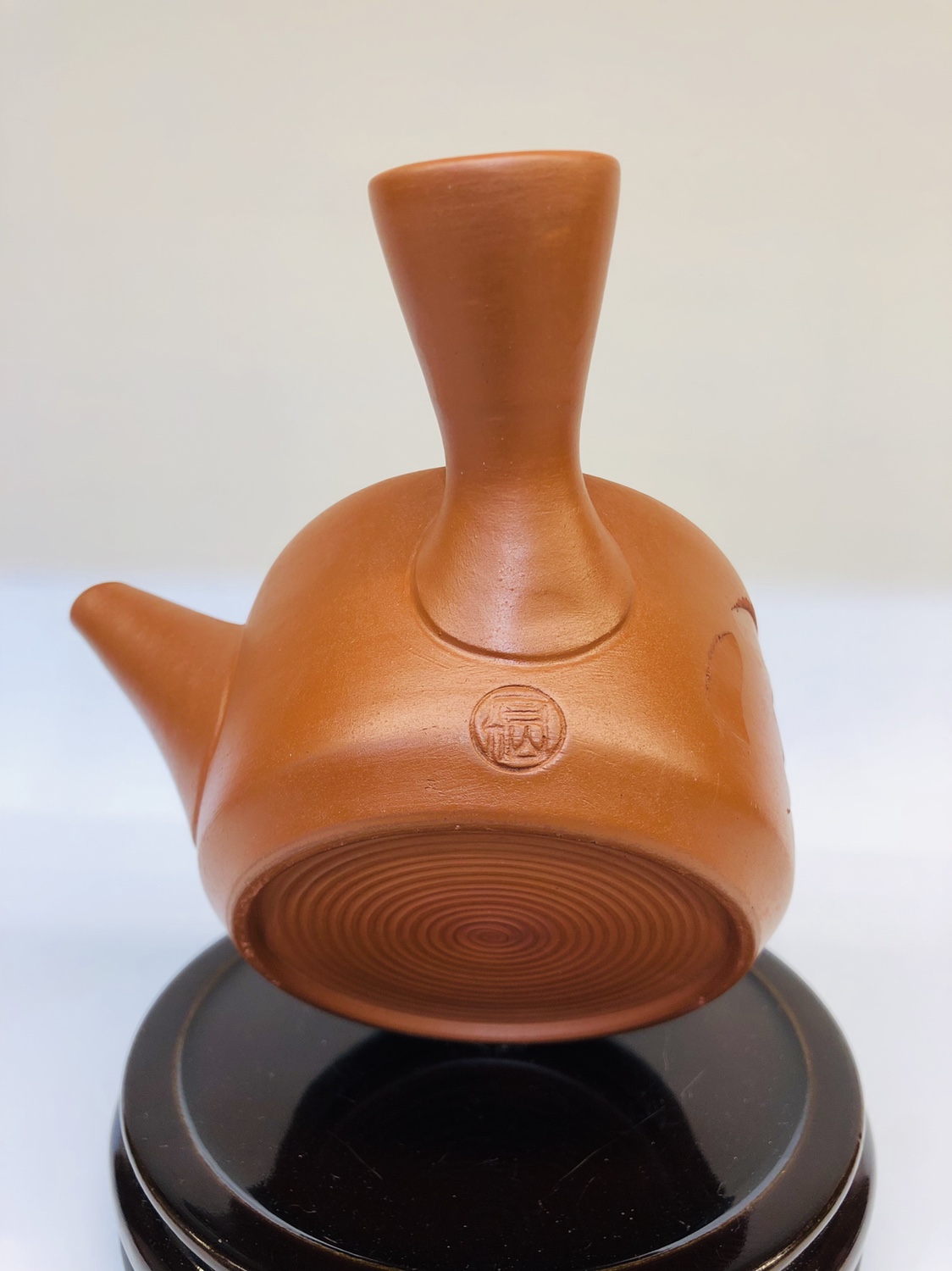 日本常滑烧老一辈 三仙时代之一 大名家 石仙 手捻灵芝摘 刻字 纯手工捻造 老朱泥料 泥料饱满油润细腻 
容量：约200毫升详情图7