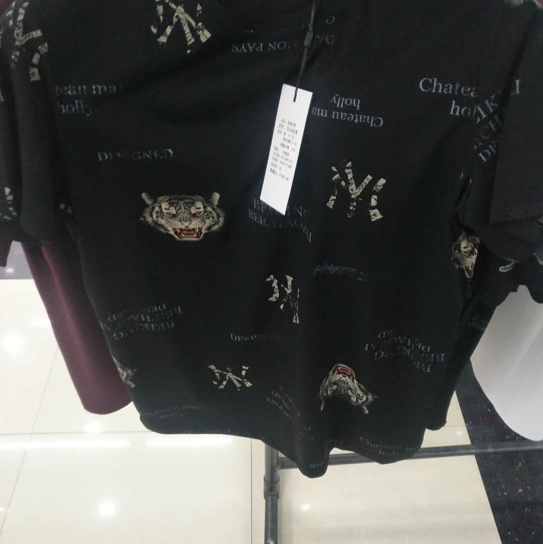 黑色虎头T恤