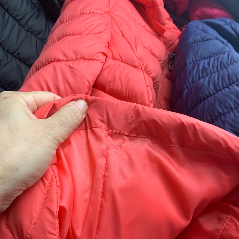 A light down jacket and cotton-padded jacket with a hat Specification image