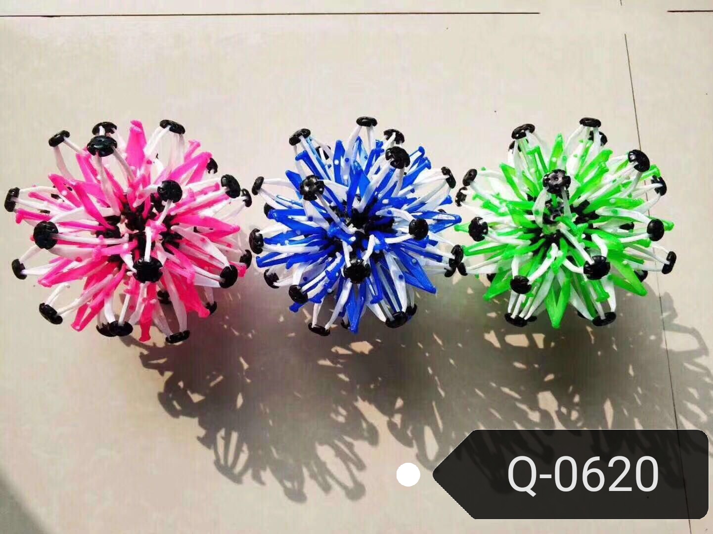 Large telescopic ball magic flower ball player, grab and kick to make big and small balls, educational and creative ball toys, children's toy balls, colorful factory in stock Specification image