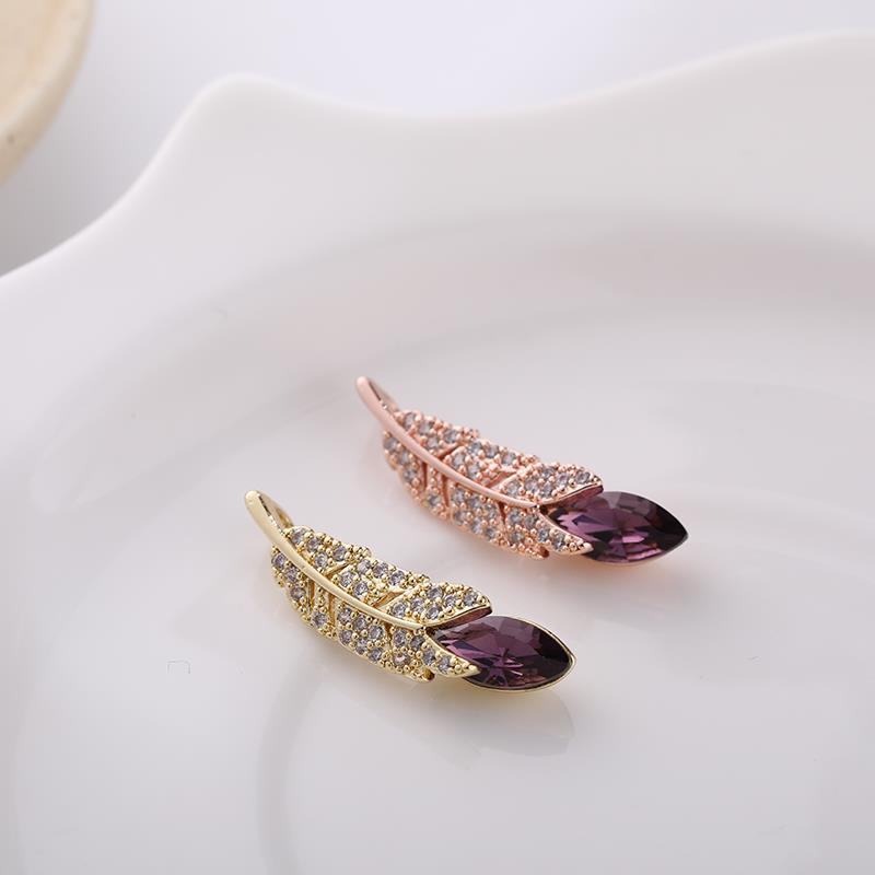 Korean-style ultra-unique feather creative women's simple micro-inlaid zirconium pendant ins cool and cold style versatile accessory Application Scenario
