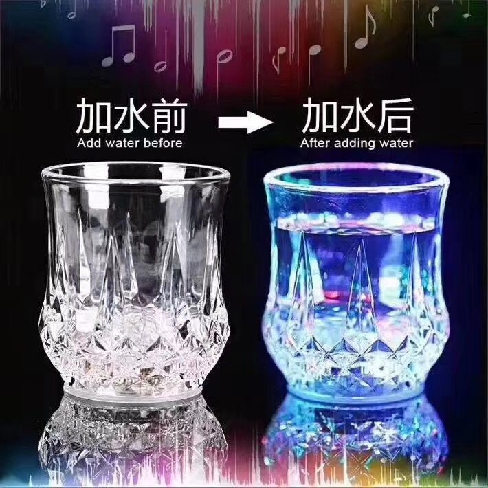 感应发光水杯七彩遇水闪光杯LED菠萝杯啤酒杯酒吧七彩变色杯外贸图