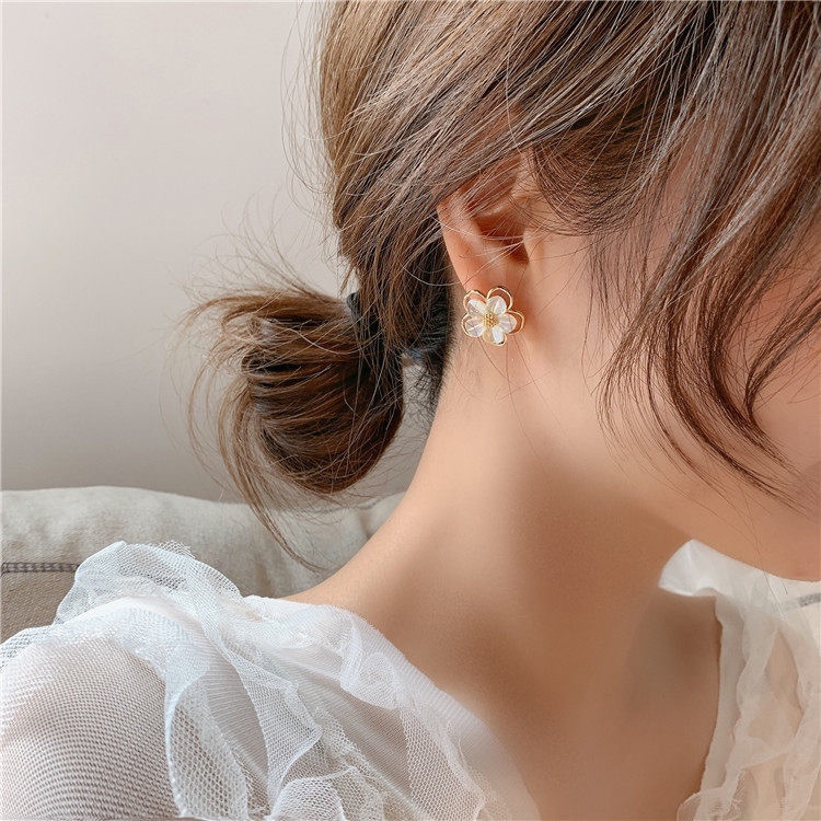 Korean cute and fresh flower stud S925 silver needle style, elegant and versatile commuter earrings for girls, pomelo ear Application Scenario