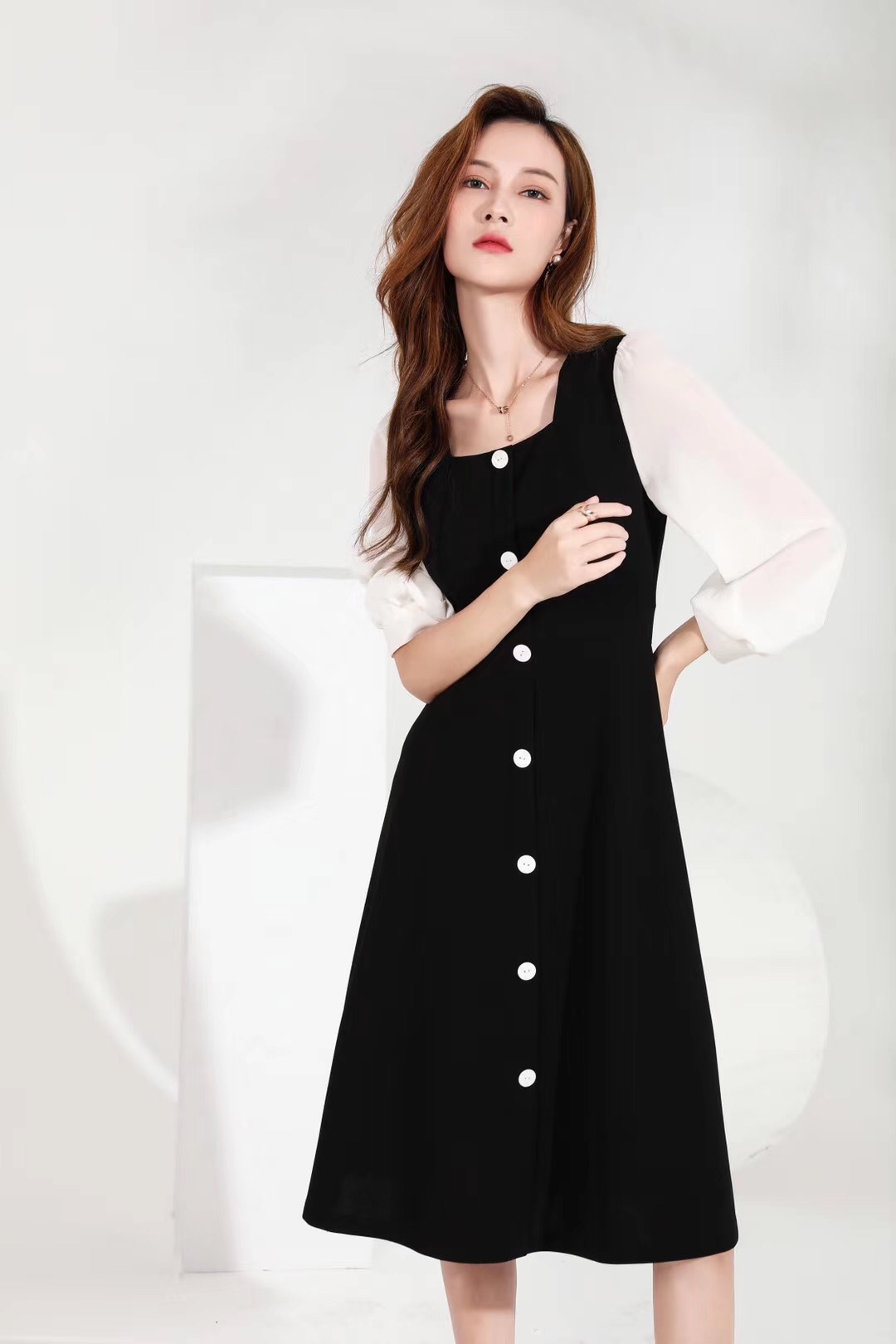 Jimmy Seio's 2020 autumn fashion black one-shoulder dress details Picture