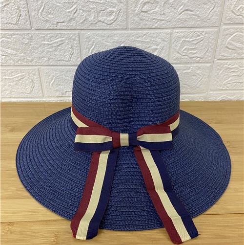 A woman wearing a straw hat for sun protection and shade, a large brim on the beach, a Korean version of a vacation and travel Internet celebrity, a fresh and versatile sun hat