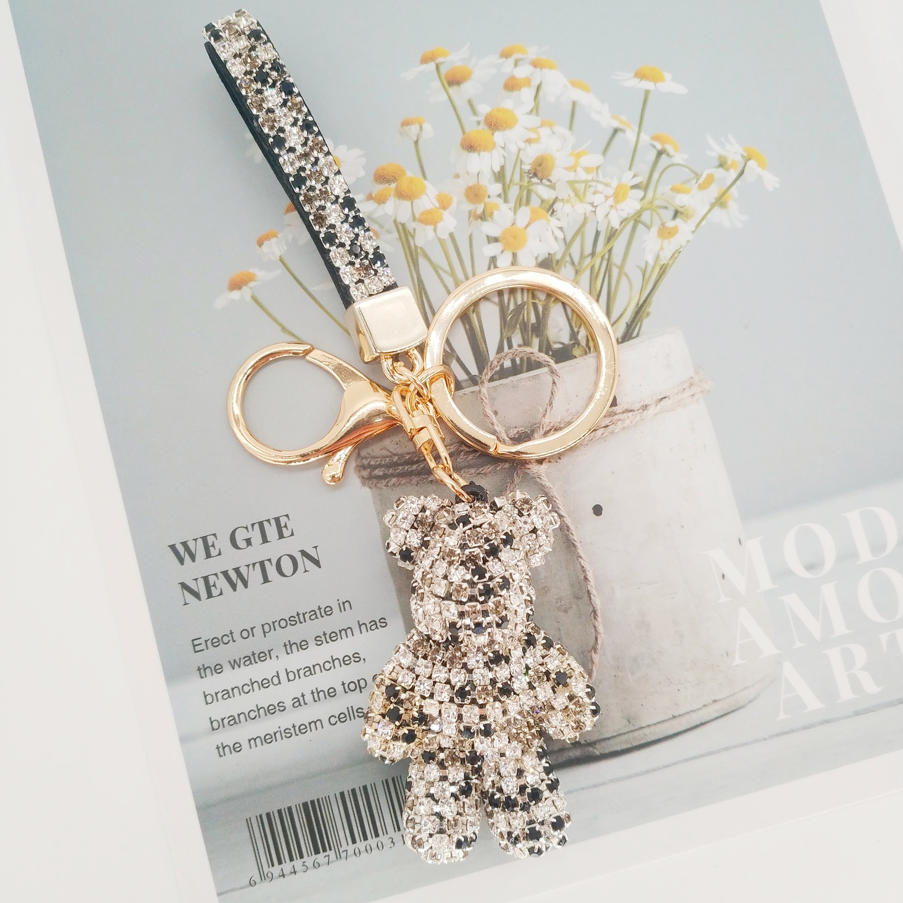 Manufacturers Direct Sales Of New Creative Stick Diamond Violence Bear Keychain Flash Diamond Lady Bag Pendant Trinket Pendant Application Scenario