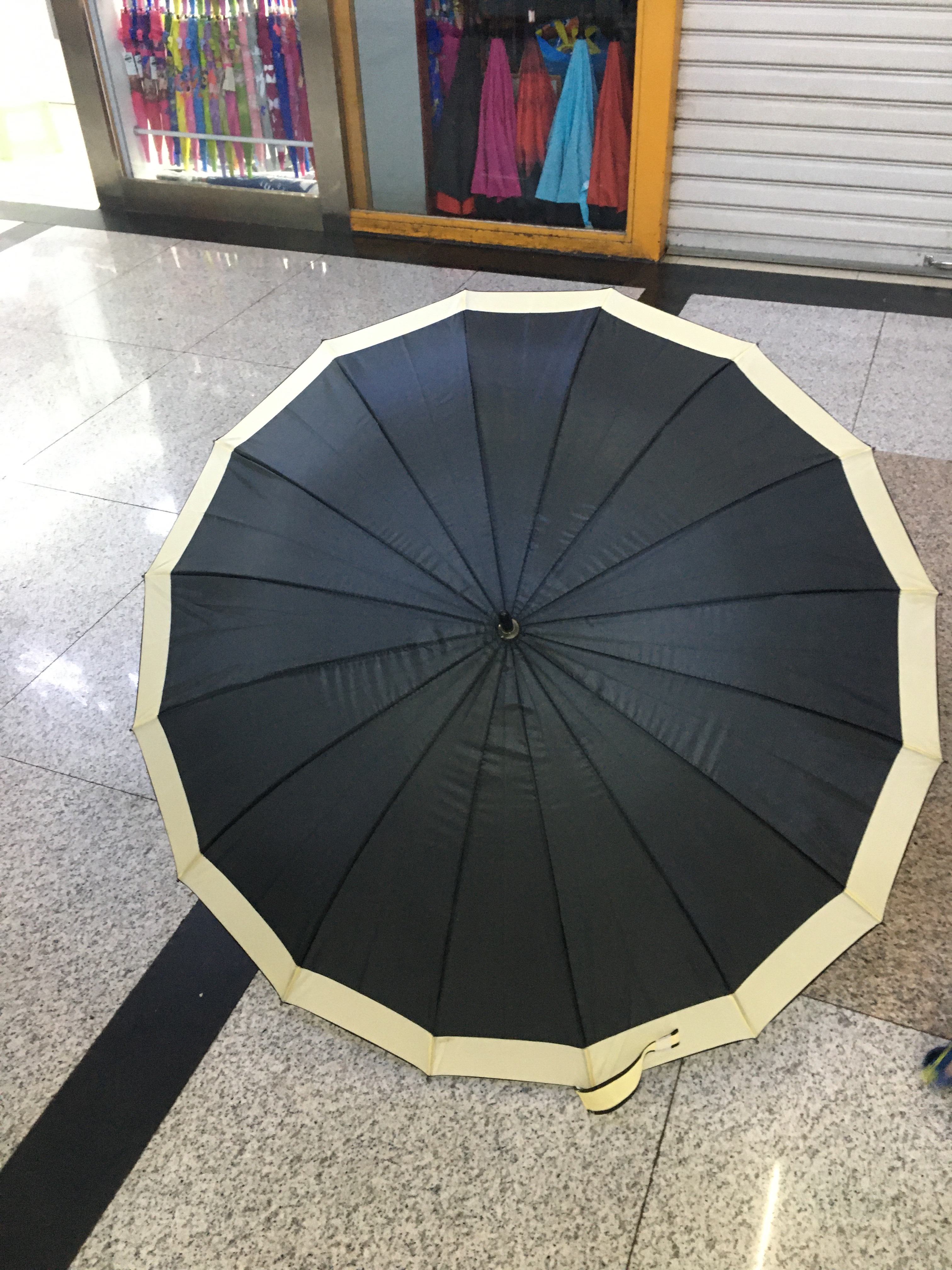 63Cm 16K Side Umbrella Iron Center Bar Wood Resistant Plastic Bend Handle details Picture