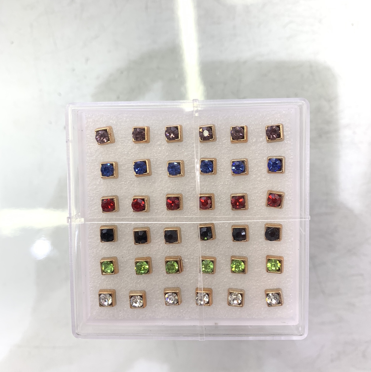 18 pairs of gold medium square conjoined earrings thumbnail