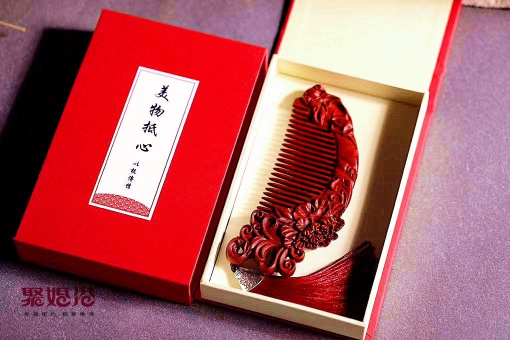 中国M授权企业 此款产品是  红*木头梳 结婚对梳详情2
