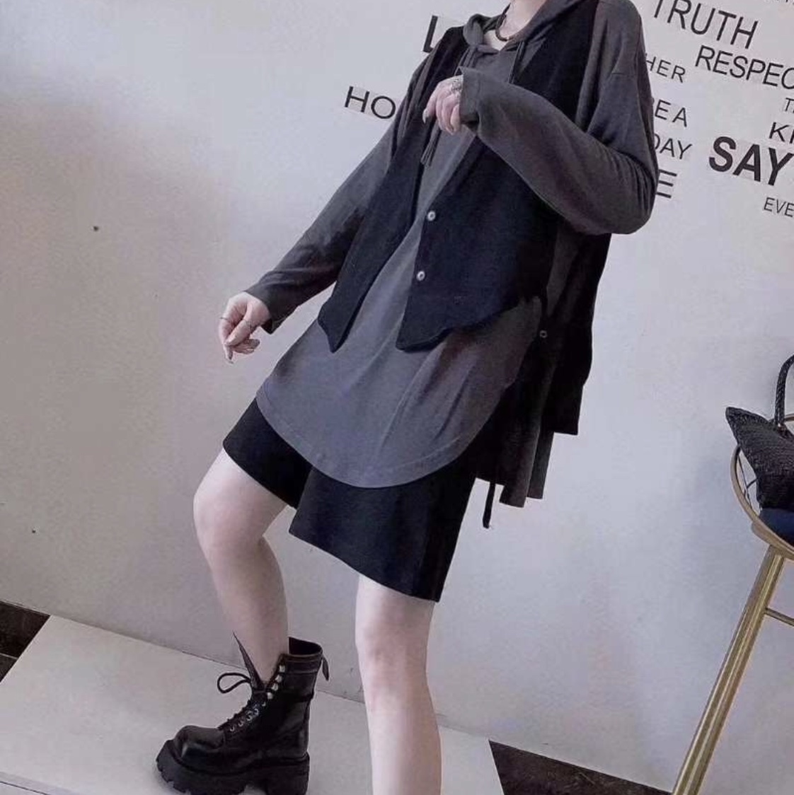 假两件套卫衣。