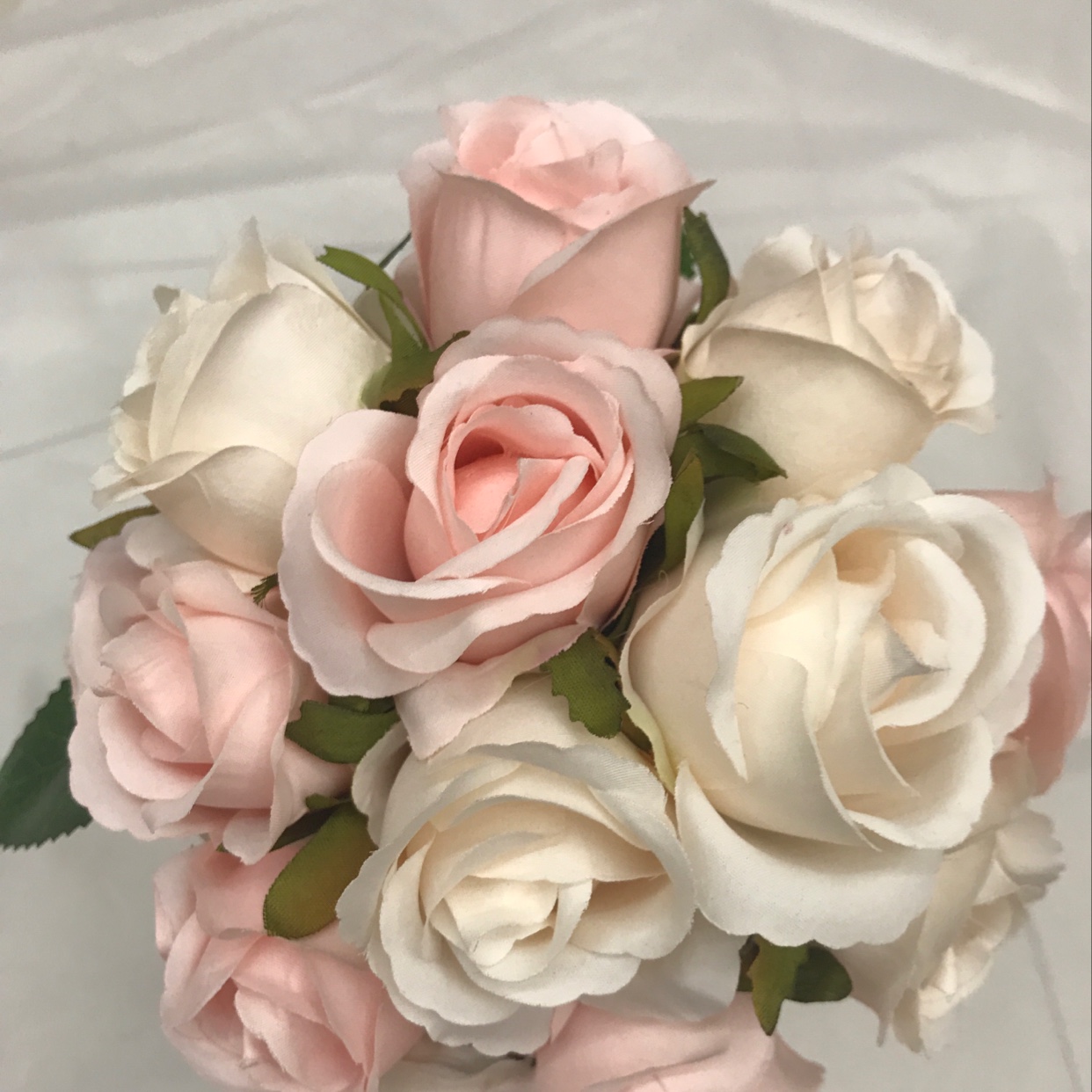 Twelve brides are holding bouquets Specification image