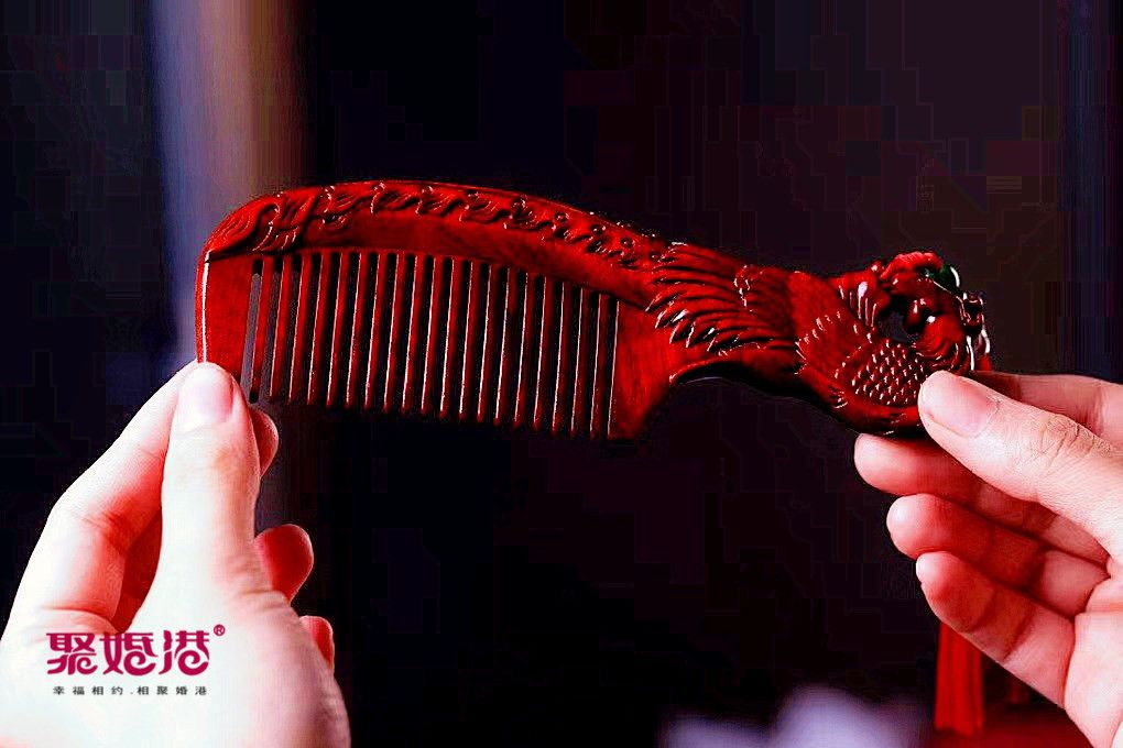 中国M授权企业 此款产品是  红*木头梳 结婚对梳详情3