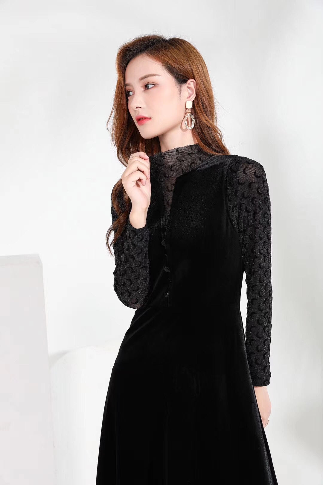 Jimmy Seio's 2020 autumn collection features a simple, elegant and fashionable black dress Specification image