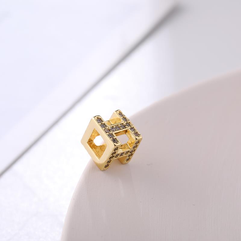 Creative H-shaped cube personalized full-diamond fashion pendant accessory live-streaming on Kuaishou Internet Bestseller Factory direct sales (Single pendant without chain) Application Scenario