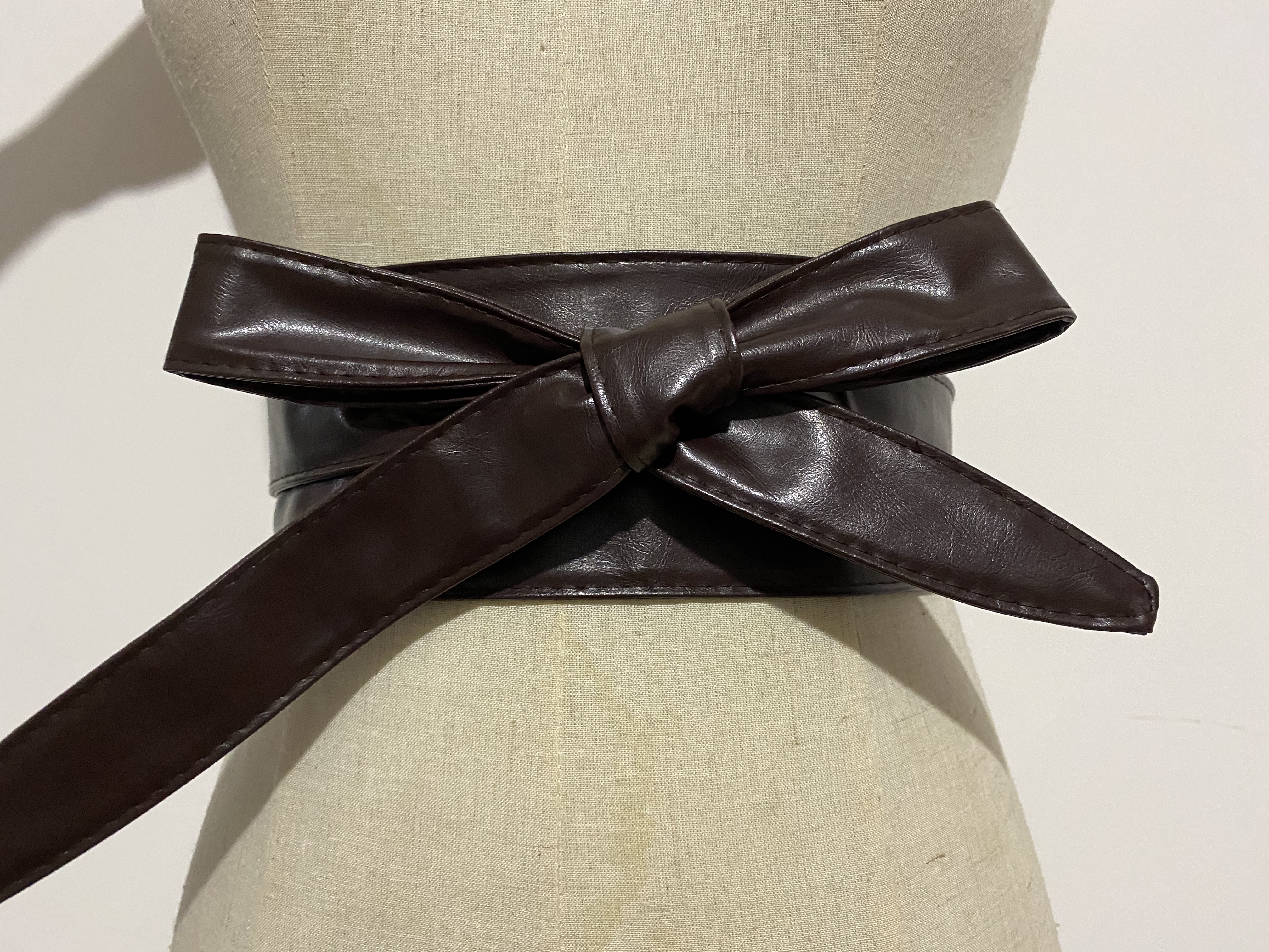 demonstration of women's wide waist seal multi-angle wearing