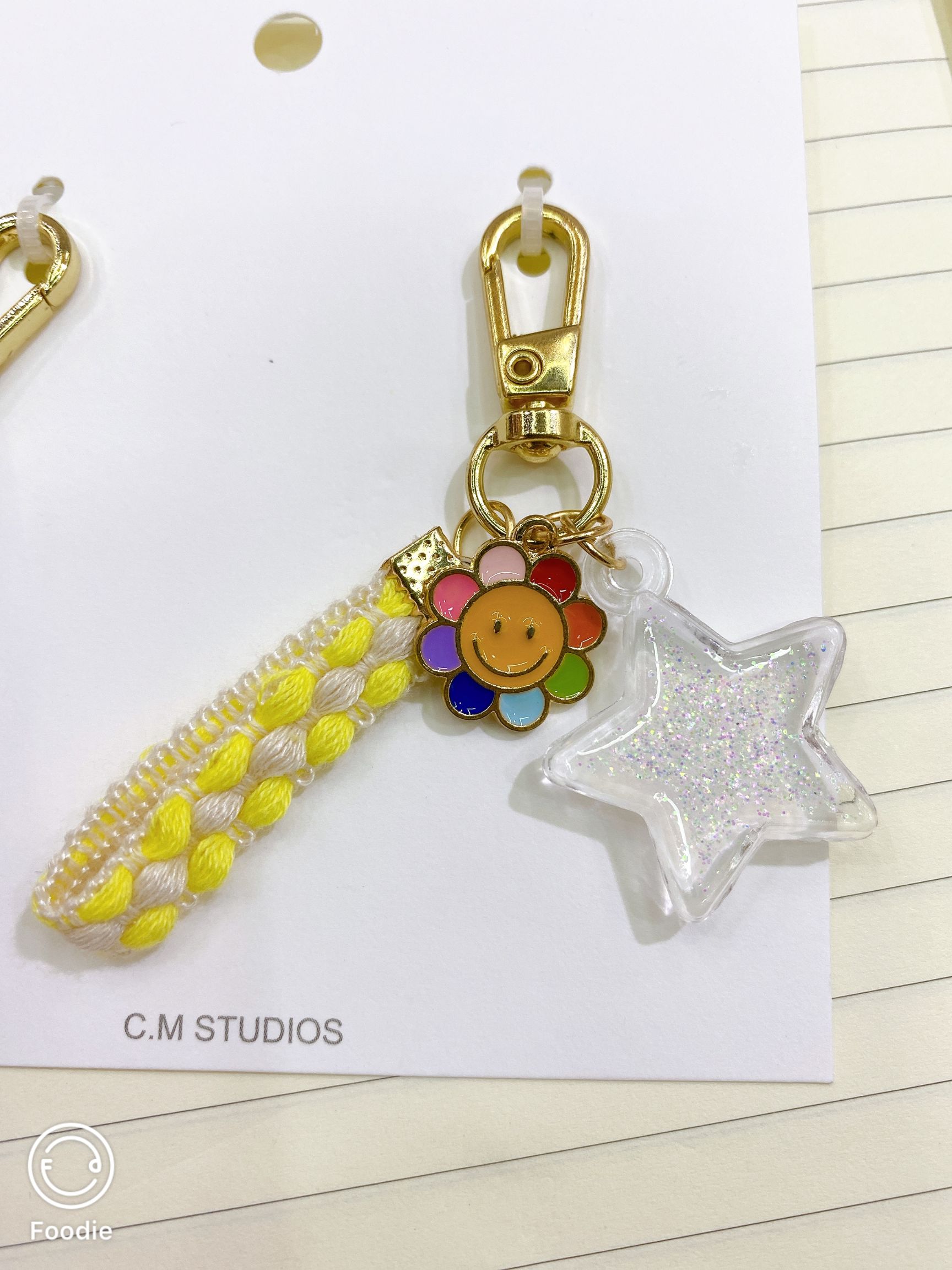 Chen Ming ornaments smile sunflower filling powder pentacle key chain