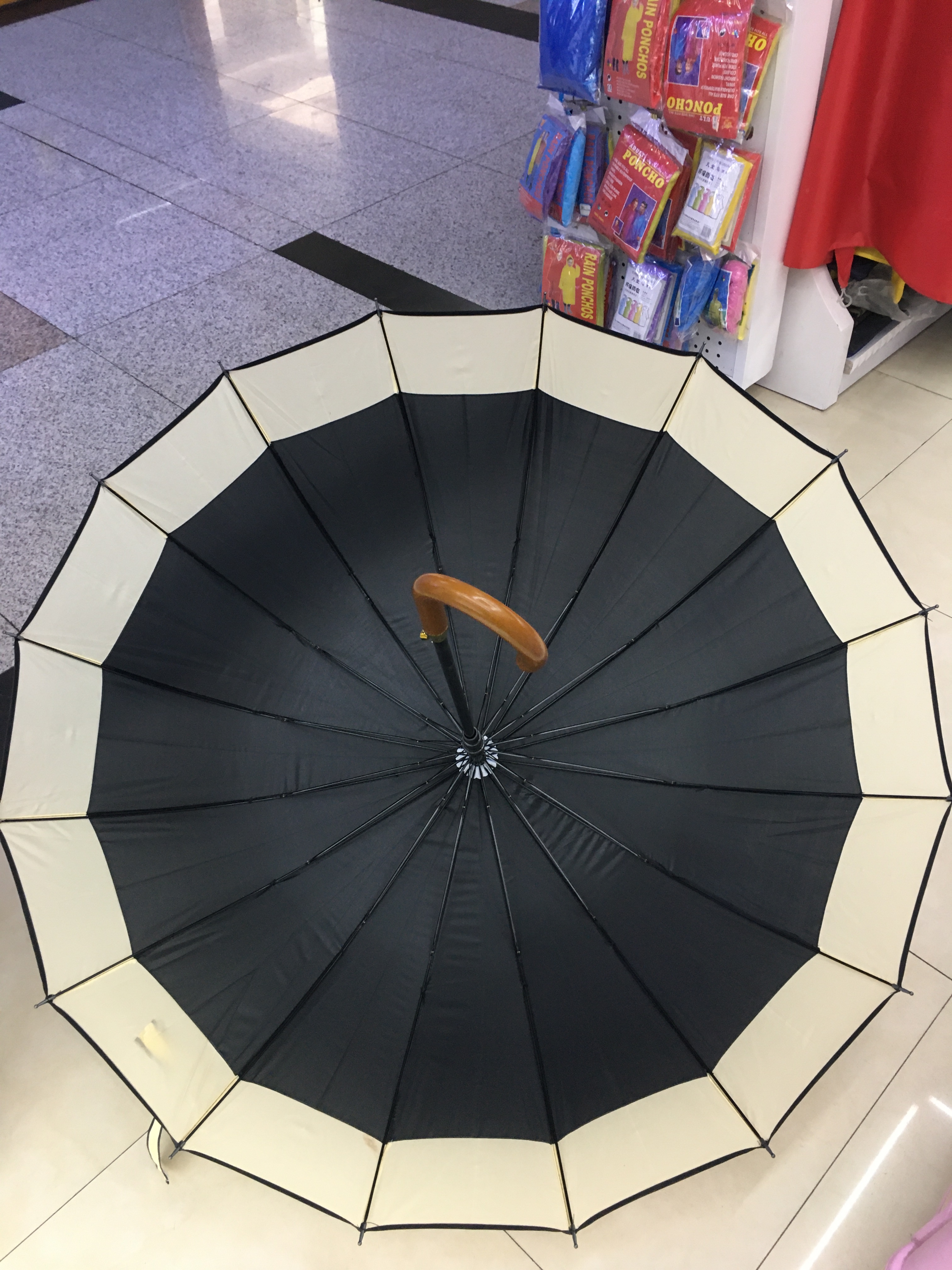 63Cm 16K Side Umbrella Iron Center Bar Wood Resistant Plastic Bend Handle Item Picture