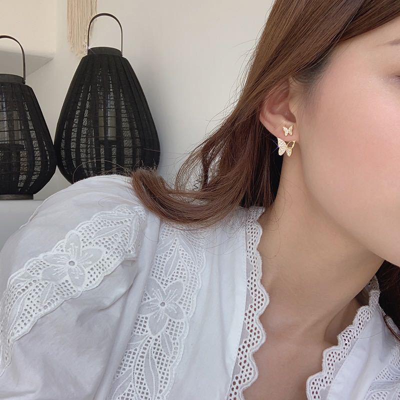 A pair of 925 silver stud earrings with a gentle and ethereal charm, exquisitely small and diamond-encrusted butterfly-shaped fashionable ins earrings for women Specification image